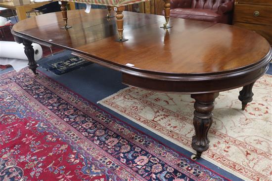 A Victorian mahogany extending dining table with three leaves, W.285cm fully extended